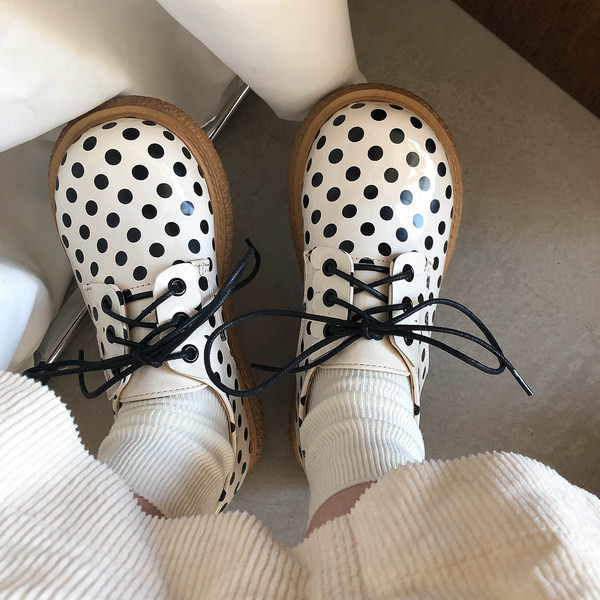 Sieviešu ikdienas apavi ar punktiem ar mežģīnēm