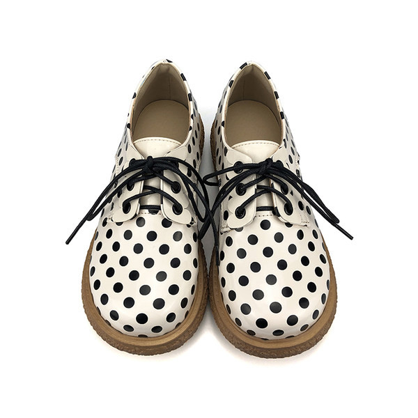 Sieviešu ikdienas apavi ar punktiem ar mežģīnēm