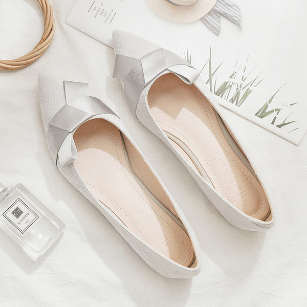 Sieviešu moderni apavi ar plakanu zoli - smails modelis