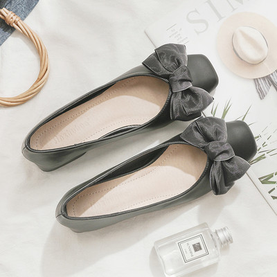 Modernas sieviešu kurpes ar satīna lenti