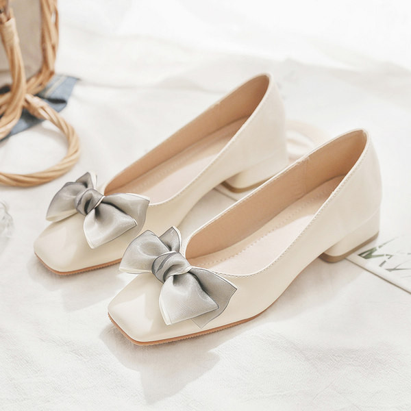 Modernas sieviešu kurpes ar satīna lenti