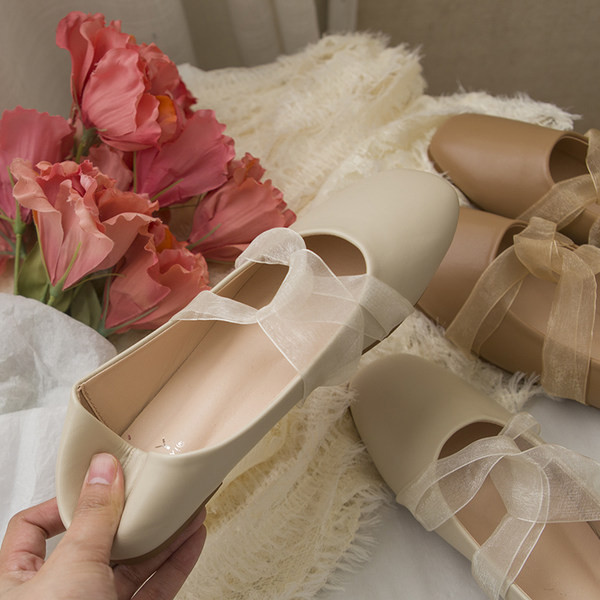 Ikdienas apavi ar noapaļotu rakstu ar tilla lencēm