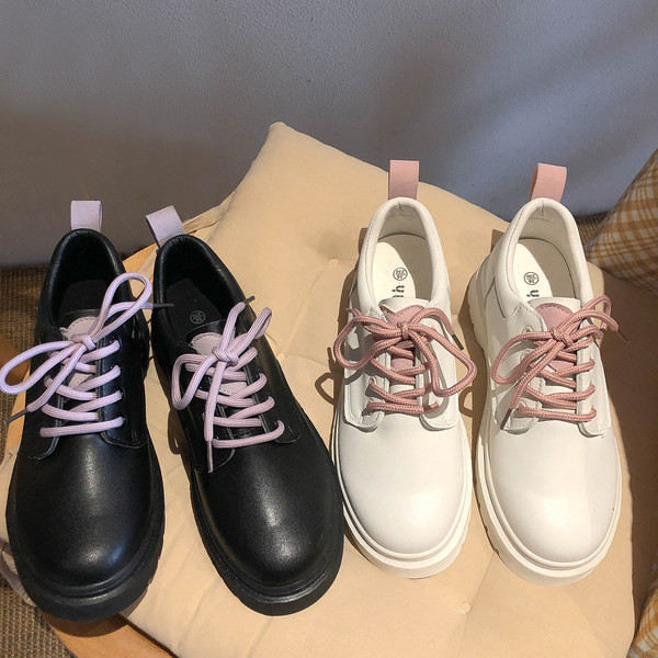 Sieviešu ādas apavi ar šņorēm divās krāsās