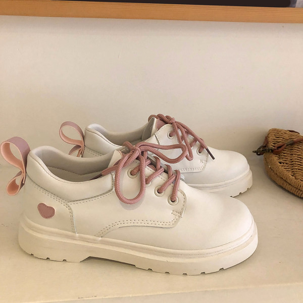 Sieviešu ādas apavi ar šņorēm divās krāsās