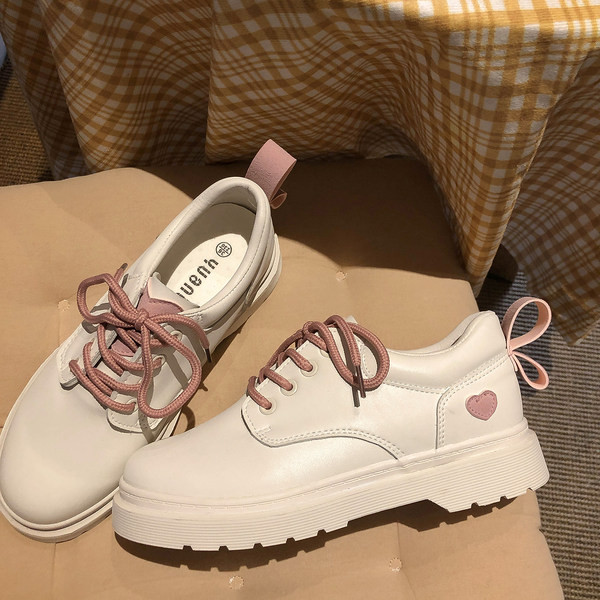 Sieviešu ādas apavi ar šņorēm divās krāsās