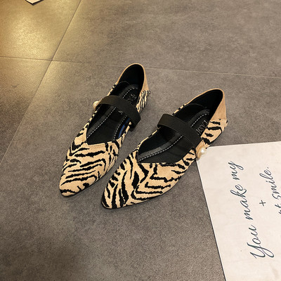 Dámske špicaté topánky so zvieracou potlačou a perlou