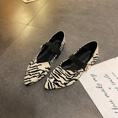 Dámske špicaté topánky so zvieracou potlačou a perlou