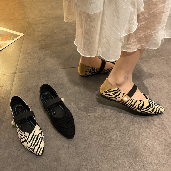 Dámske špicaté topánky so zvieracou potlačou a perlou