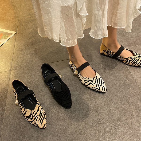 Dámske špicaté topánky so zvieracou potlačou a perlou