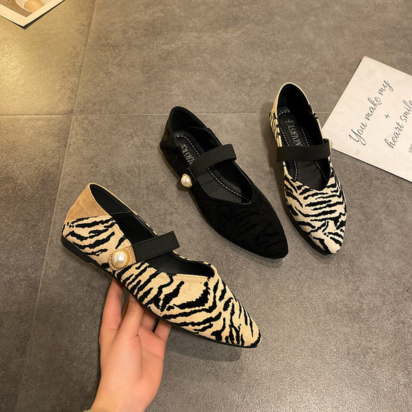 Dámske špicaté topánky so zvieracou potlačou a perlou