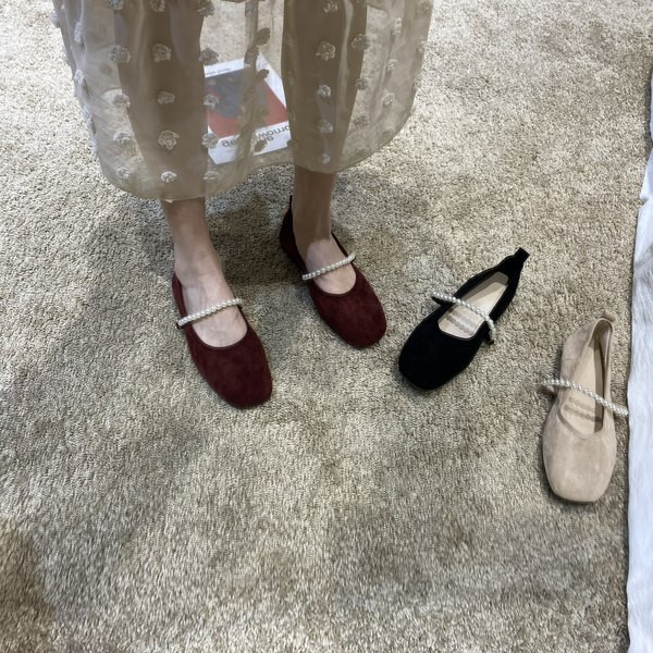 Sieviešu ikdienas apavi no eko zamšādas ar pērlēm