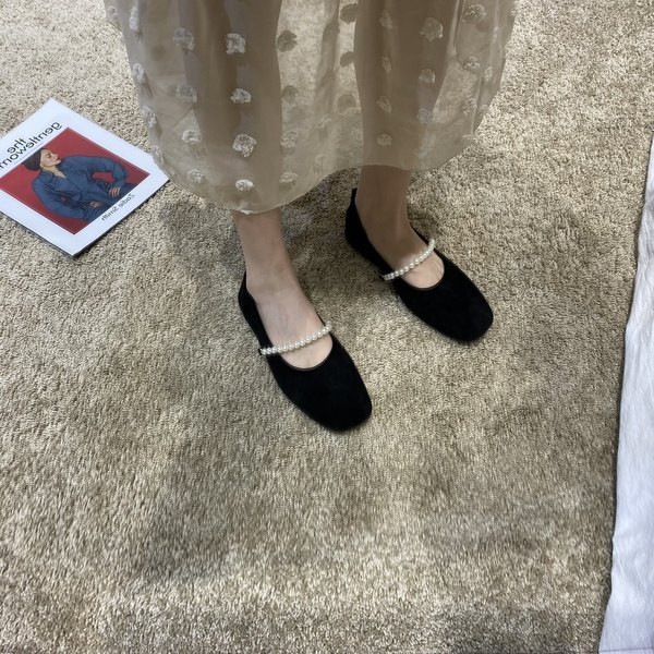 Sieviešu ikdienas apavi no eko zamšādas ar pērlēm