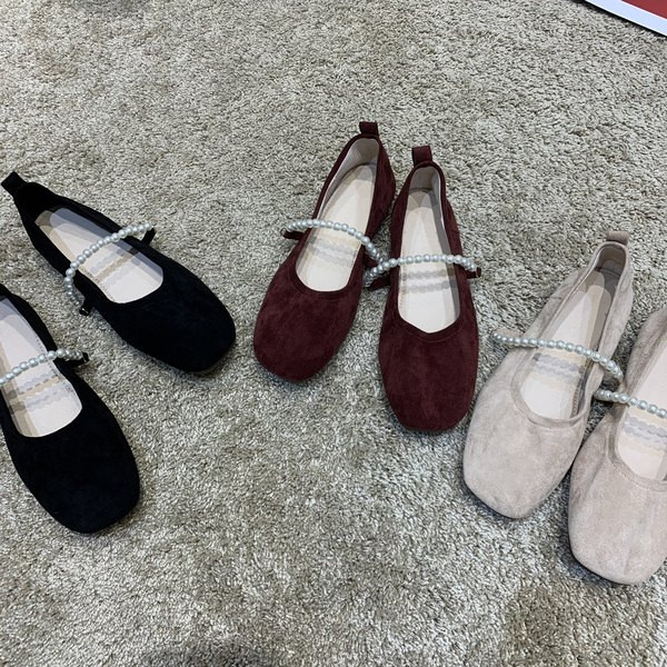 Sieviešu ikdienas apavi no eko zamšādas ar pērlēm