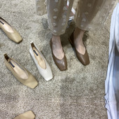 Mūsdienīgi sieviešu apavi no mākslīgās ādas ar plakanu zoli vairākās krāsās