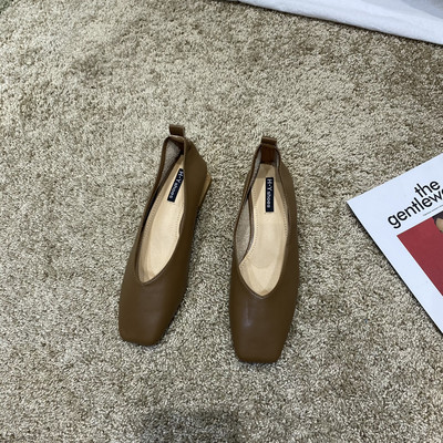 Mūsdienīgi sieviešu apavi no mākslīgās ādas ar plakanu zoli vairākās krāsās