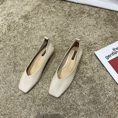 Mūsdienīgi sieviešu apavi no mākslīgās ādas ar plakanu zoli vairākās krāsās