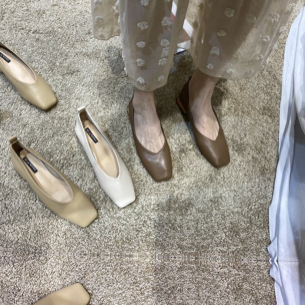 Mūsdienīgi sieviešu apavi no mākslīgās ādas ar plakanu zoli vairākās krāsās