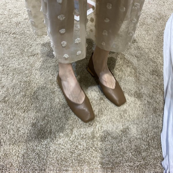 Mūsdienīgi sieviešu apavi no mākslīgās ādas ar plakanu zoli vairākās krāsās