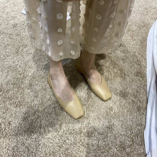 Mūsdienīgi sieviešu apavi no mākslīgās ādas ar plakanu zoli vairākās krāsās