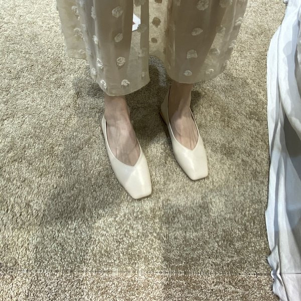 Mūsdienīgi sieviešu apavi no mākslīgās ādas ar plakanu zoli vairākās krāsās