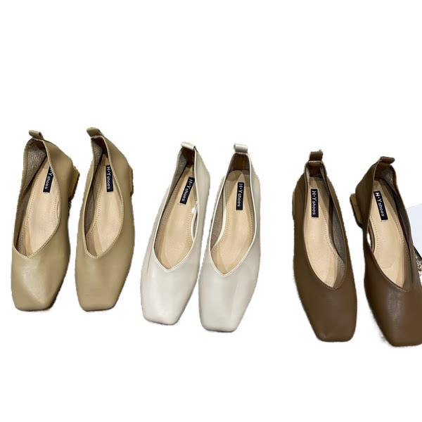 Mūsdienīgi sieviešu apavi no mākslīgās ādas ar plakanu zoli vairākās krāsās