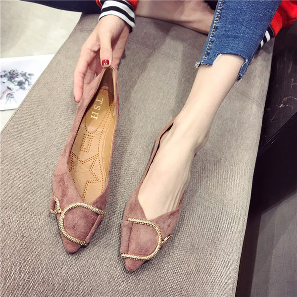 Sieviešu ikdienas apavi ar metāla elementiem - smails modelis