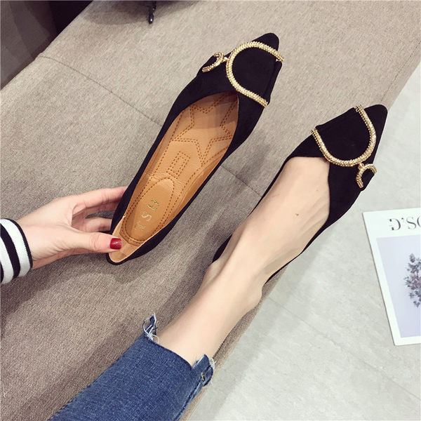 Sieviešu ikdienas apavi ar metāla elementiem - smails modelis