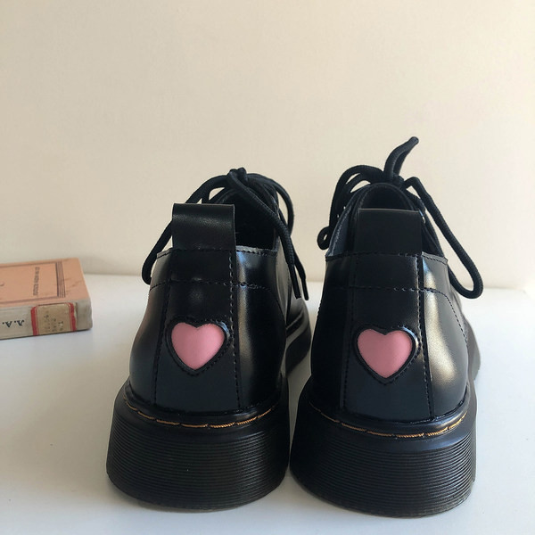 Sieviešu ādas apavi ar šņorēm - melnā krāsā