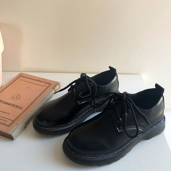 Sieviešu ādas apavi ar šņorēm - melnā krāsā