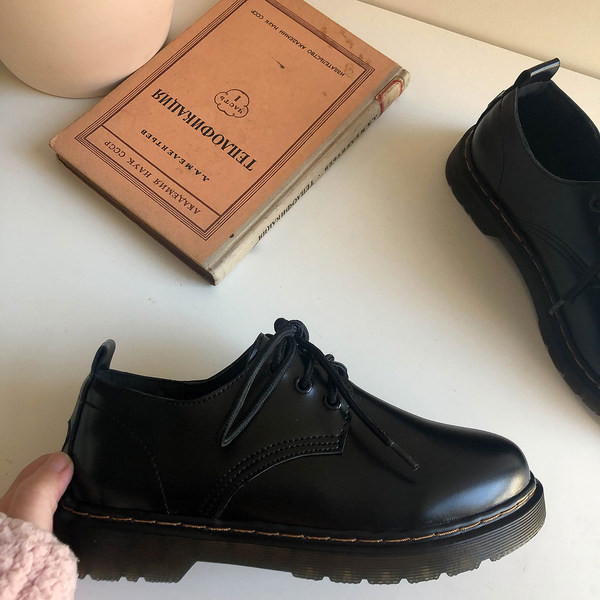 Sieviešu ādas apavi ar šņorēm - melnā krāsā