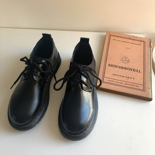 Sieviešu ādas apavi ar šņorēm - melnā krāsā