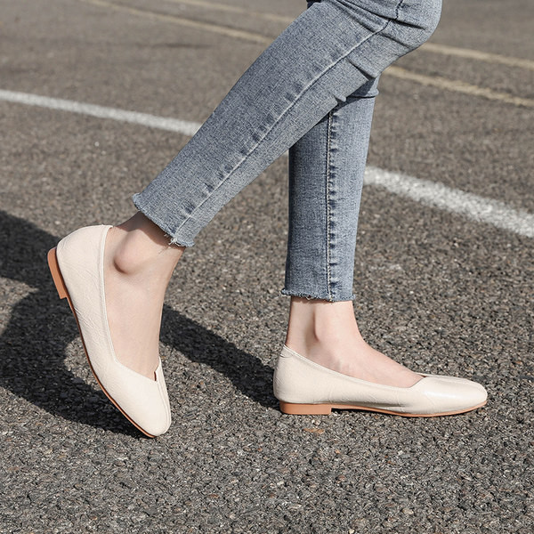 Vienkāršs sieviešu ādas apavu modelis ar plakanu zoli