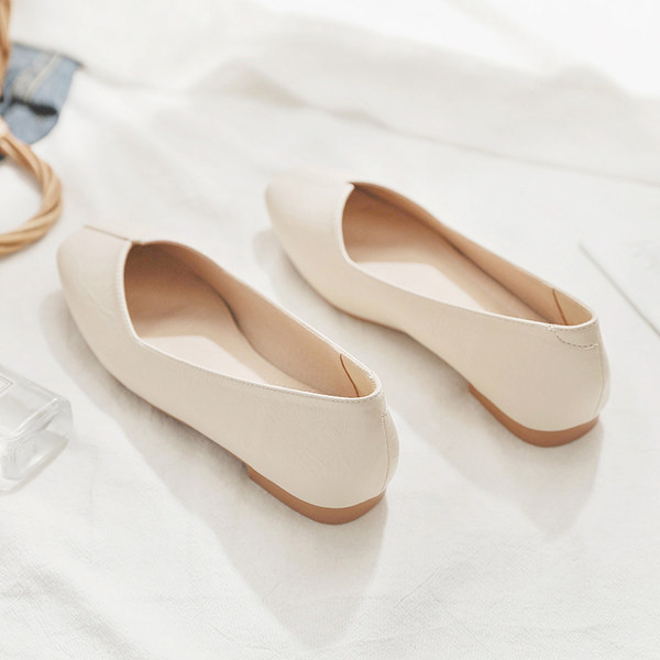 Vienkāršs sieviešu ādas apavu modelis ar plakanu zoli