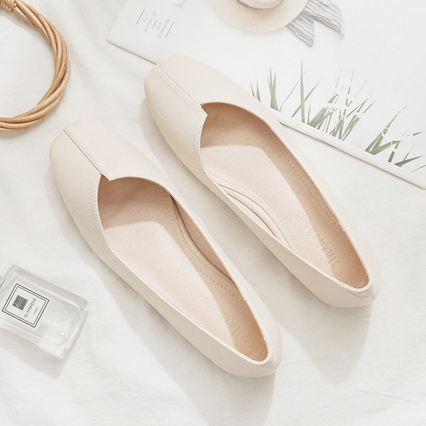 Vienkāršs sieviešu ādas apavu modelis ar plakanu zoli