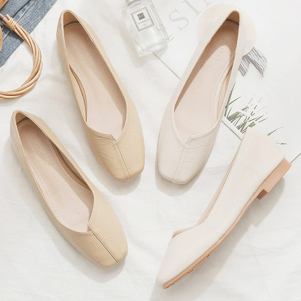 Vienkāršs sieviešu ādas apavu modelis ar plakanu zoli
