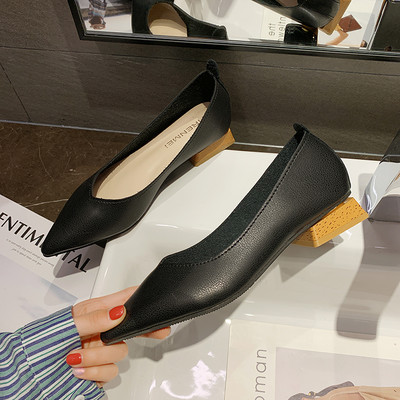 Γυναικεία casual παπούτσια με τρισδιάστατο μοτόιβο - μυτερό μοντέλο