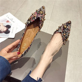 Jauns ikdienas sieviešu apavu modelis ar kniedēm - smails modelis