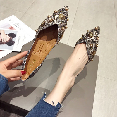 Jauns ikdienas sieviešu apavu modelis ar kniedēm - smails modelis