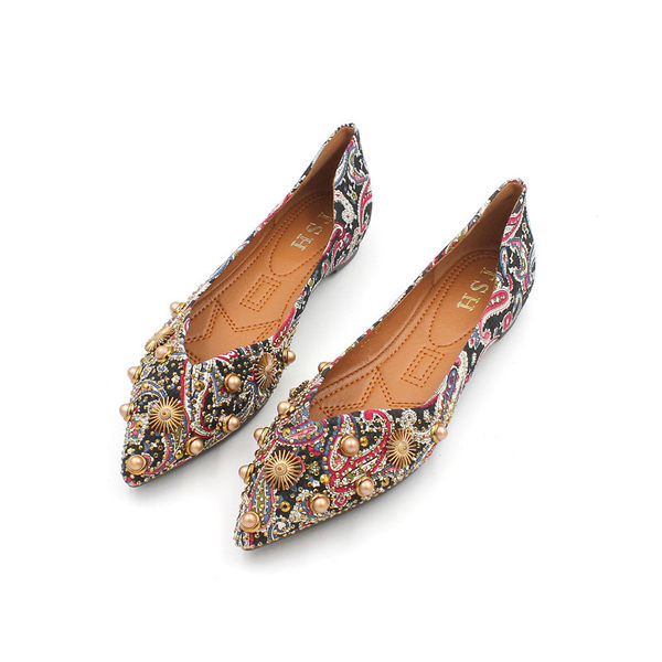 Jauns ikdienas sieviešu apavu modelis ar kniedēm - smails modelis