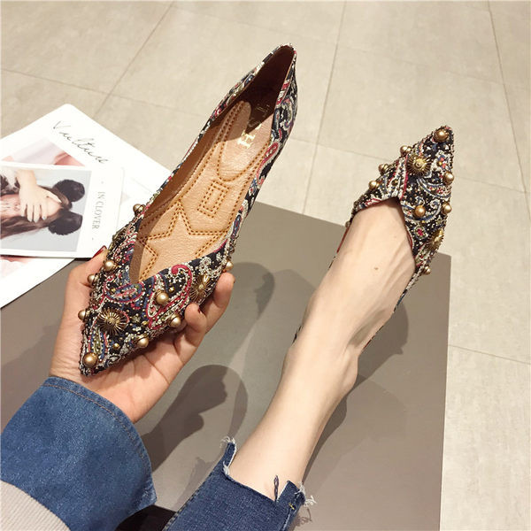 Jauns ikdienas sieviešu apavu modelis ar kniedēm - smails modelis