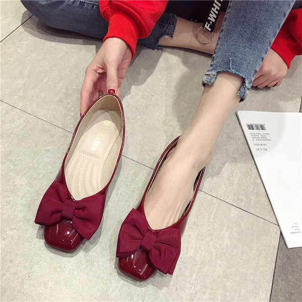 Sieviešu ikdienas apavi ar lenti bēšā un sarkanā krāsā