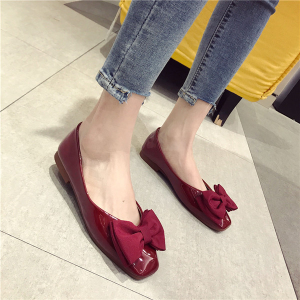 Sieviešu ikdienas apavi ar lenti bēšā un sarkanā krāsā