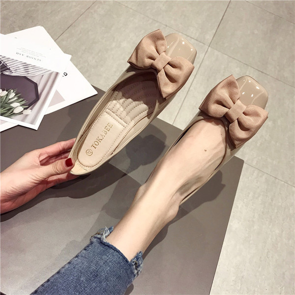 Sieviešu ikdienas apavi ar lenti bēšā un sarkanā krāsā