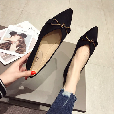 Sieviešu ikdienas apavu smails modelis ar metāla apdari