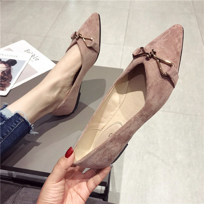 Sieviešu ikdienas apavu smails modelis ar metāla apdari