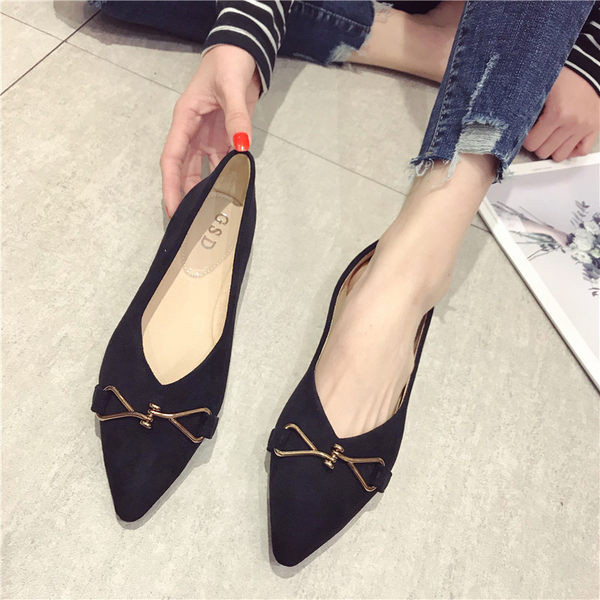 Sieviešu ikdienas apavu smails modelis ar metāla apdari