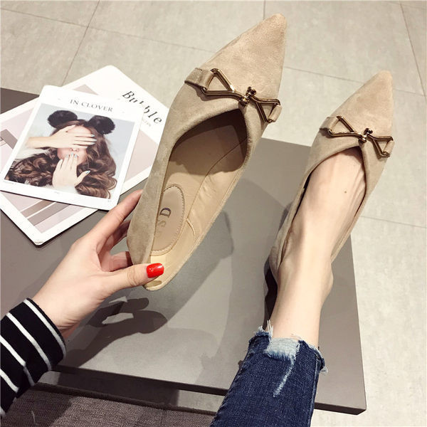 Sieviešu ikdienas apavu smails modelis ar metāla apdari