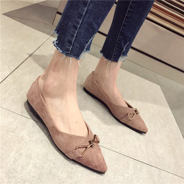 Sieviešu ikdienas apavu smails modelis ar metāla apdari