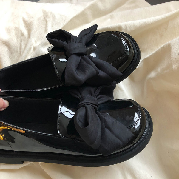 Sieviešu lakādas atsperu kurpes ar lentīti