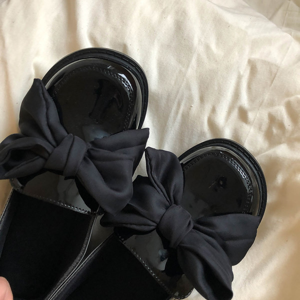 Sieviešu lakādas atsperu kurpes ar lentīti